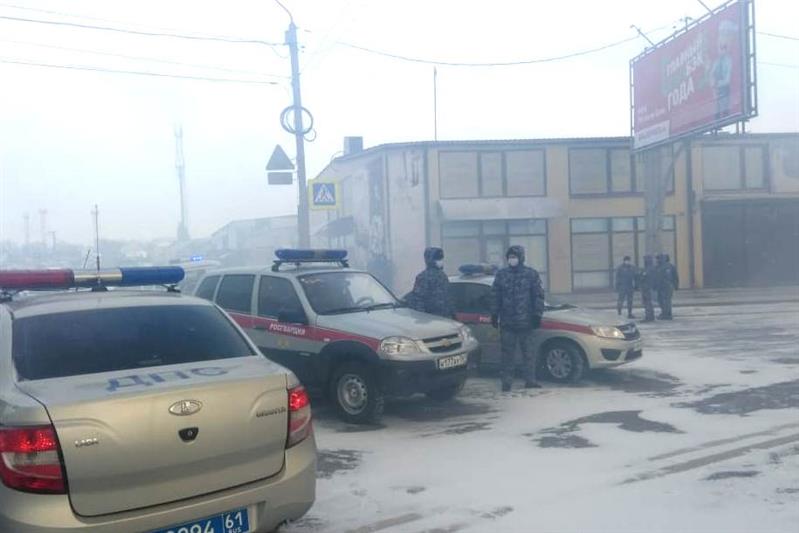 В Ростове-на-Дону сотрудники Росгвардии оказывают содействие экстренным службам во время крупного пожара на рынке