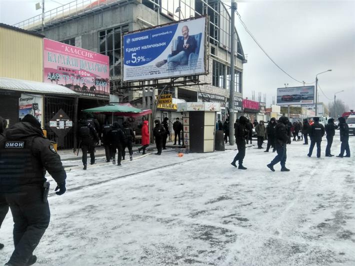 В Ростове-на-Дону сотрудники Росгвардии оказывают содействие экстренным службам во время крупного пожара на рынке