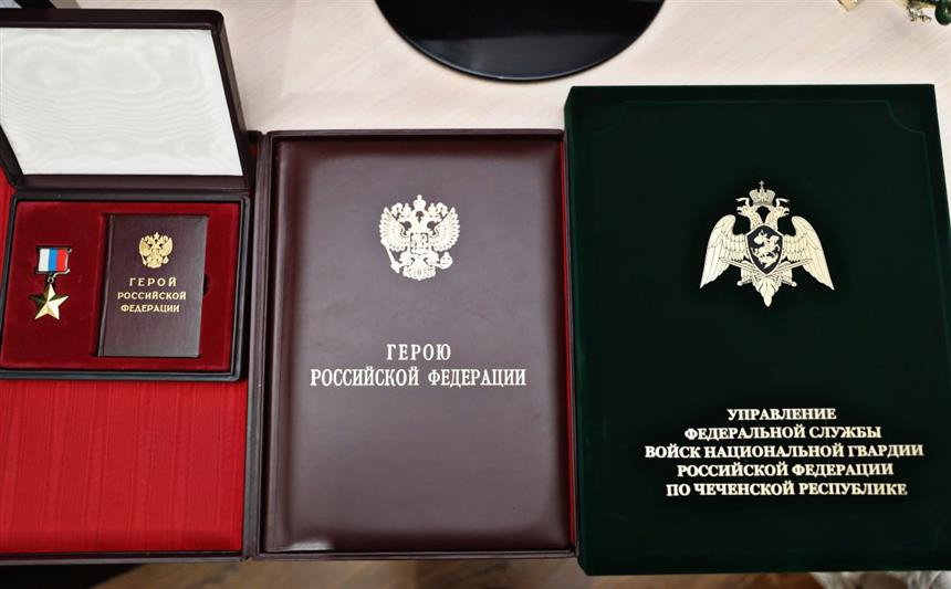 В Чечне росгвардейцы навестили семью Героя России Султана Даутмерзаева