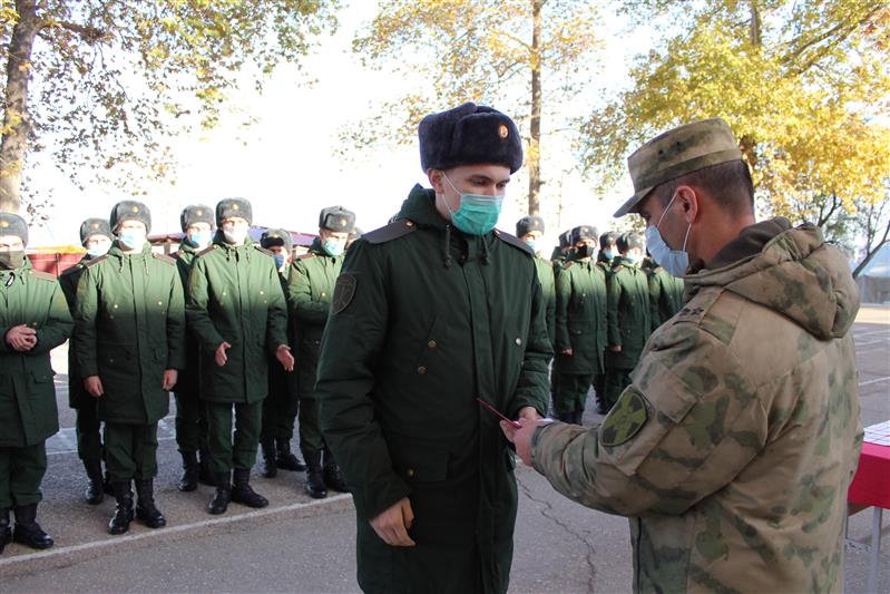 Новобранцам севастопольского специального моторизованного полка вручены удостоверения военнослужащего Росгвардии 