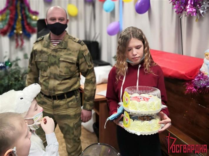 В Ангарске военнослужащие Росгвардии поздравили с наступающими праздниками детей-сирот