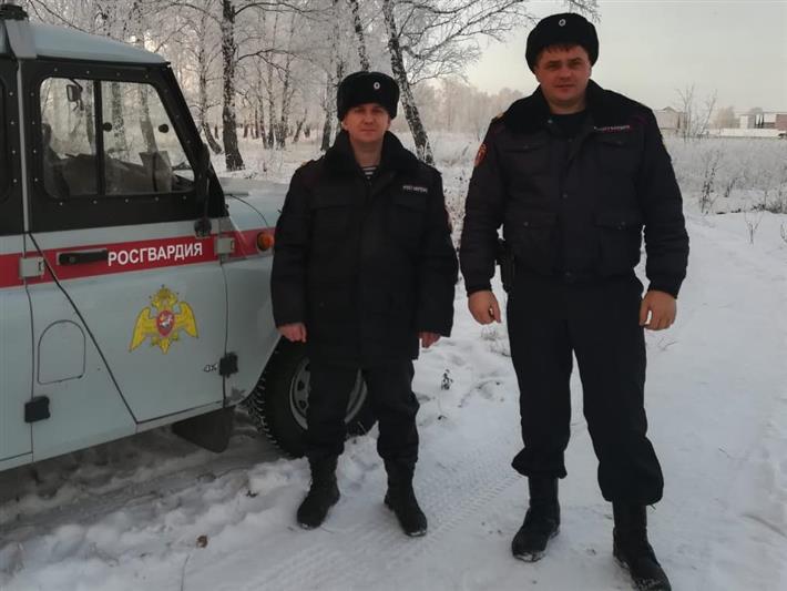 Сотрудники Росгвардии оказали содействие МЧС при пожаре в многоквартирном доме в Барнауле