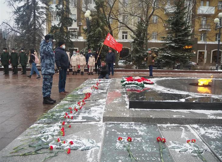 В День неизвестного солдата в регионах Центрального Федерального округа сотрудники и военнослужащие Росгвардии почтили память боевых товарищей 