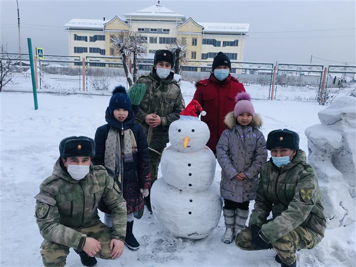 Военнослужащие Росгвардии из Тувы и подшефные социального учреждения приняли участие в конкурсе «Мой весёлый снеговик»