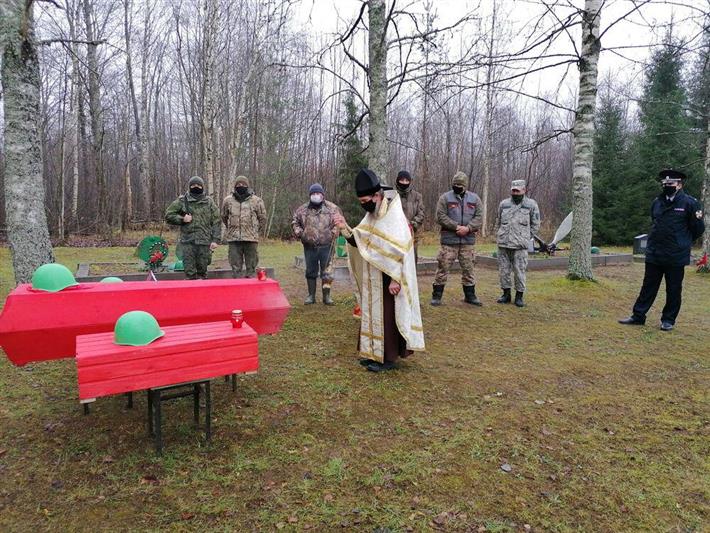 Росгвардеец посодействовал перезахоронению останков участника Великой Отечественной войны в Новгородской области