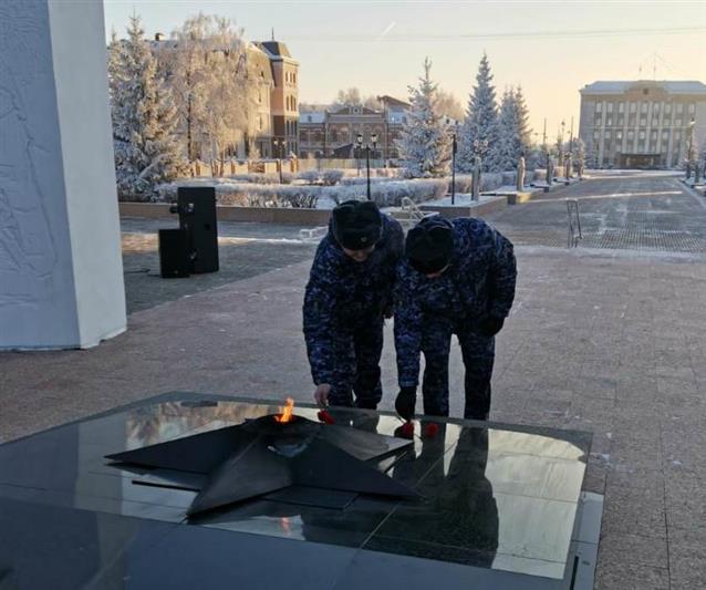 Военнослужащие, сотрудники и кадеты Росгвардии из Тюмени почтили память пропавших без вести защитников Отечества