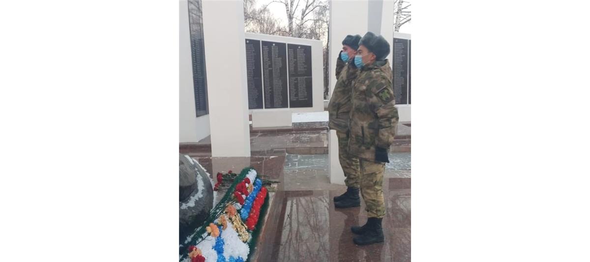 Военнослужащие, сотрудники и кадеты Росгвардии из Тюмени почтили память пропавших без вести защитников Отечества