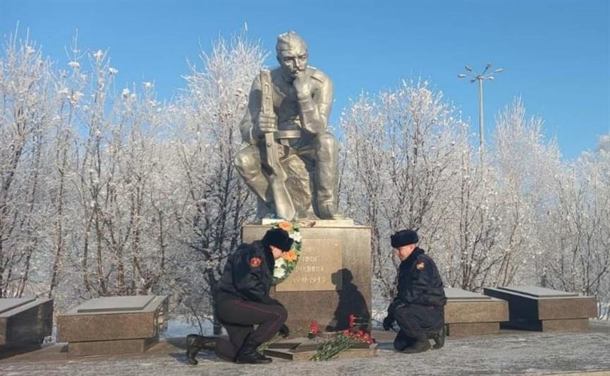 Военнослужащие, сотрудники и кадеты Росгвардии из Тюмени почтили память пропавших без вести защитников Отечества