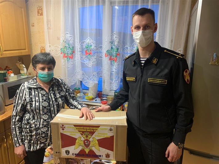 В Заполярье росгвардейцы поздравили с наступающими праздниками ветеранов, вдов и родителей погибших сослуживцев 