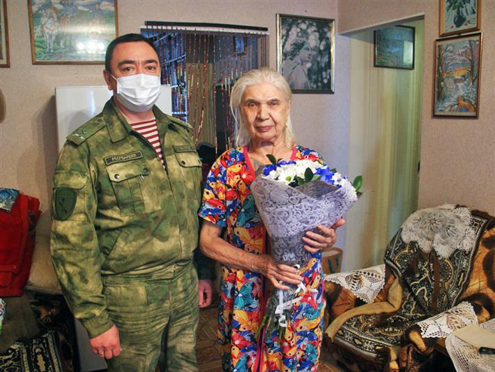 Хакасские росгвардейцы навестили жительницу блокадного Ленинграда Галину Федорову 