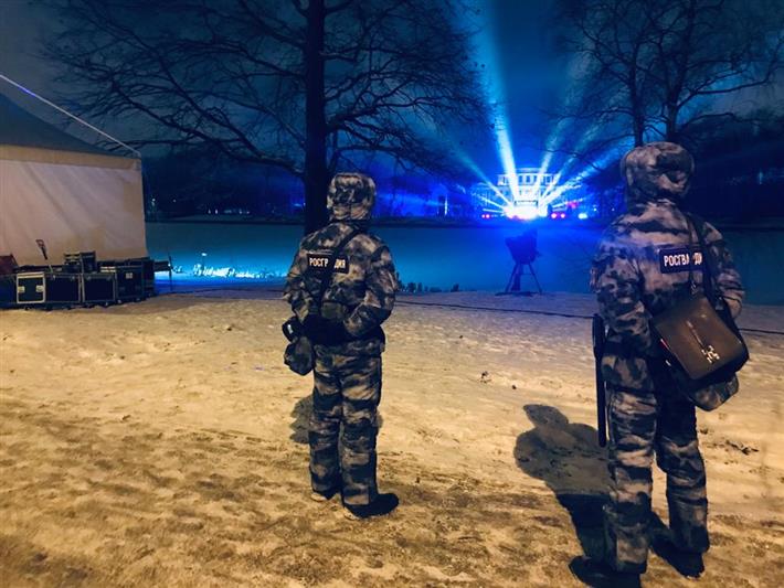 В Санкт-Петербурге сотрудники и военнослужащие Росгвардии обеспечили правопорядок при проведении рождественского фестиваля огня 