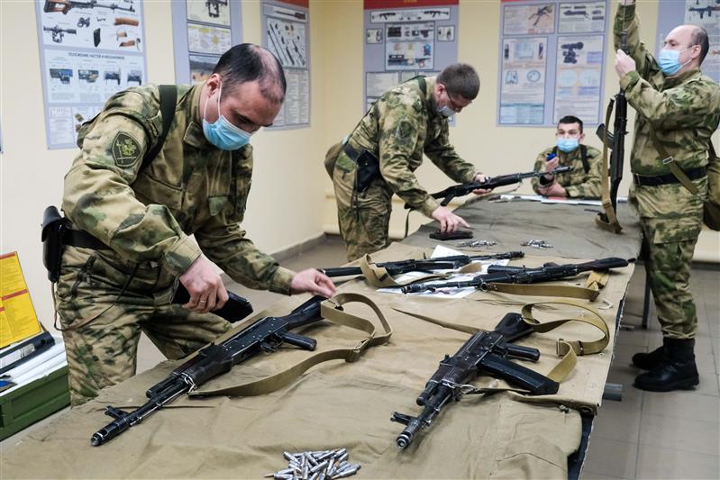Военнослужащие и сотрудники управления Уральского округа Росгвардии решили огневые задачи и провели стрельбы (видео)
