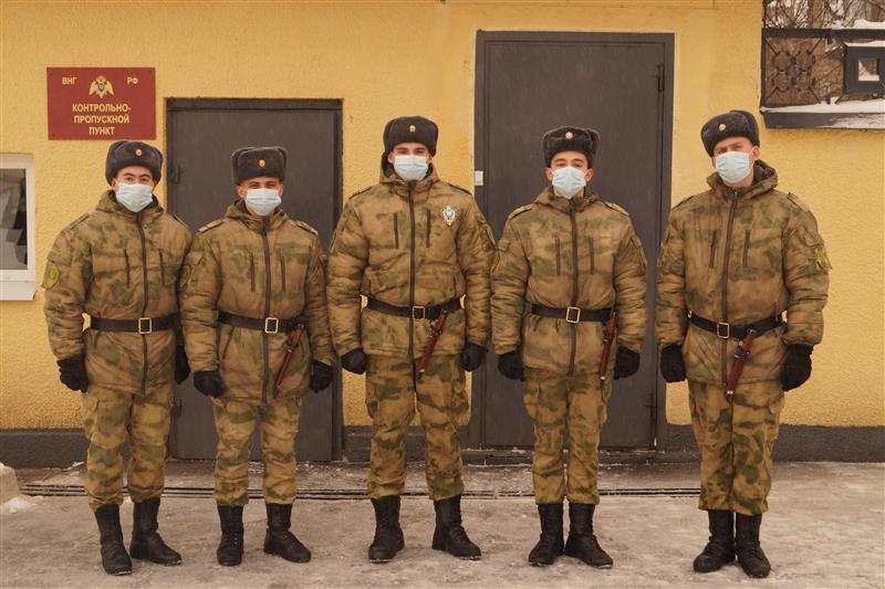 Военнослужащие Росгвардии пришли на помощь женщине, на которую напала  бродячая собака 