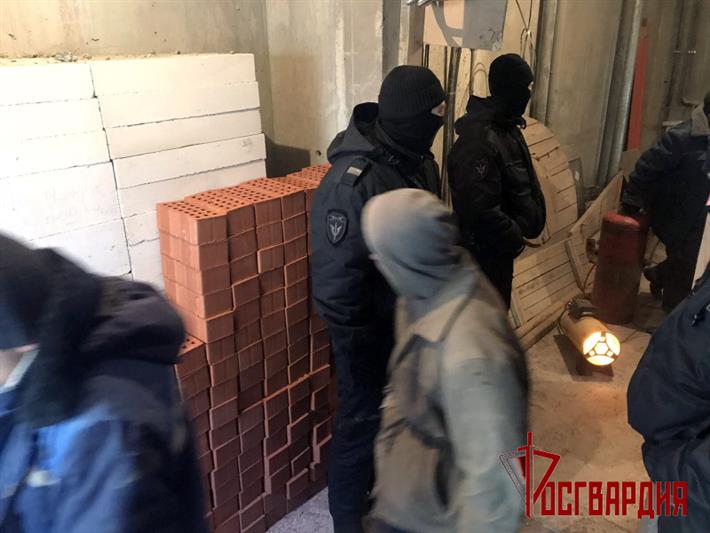 На Южном Урале бойцы ОМОН Росгвардии продолжают оказывать содействие полиции в проверке соблюдения миграционного законодательства