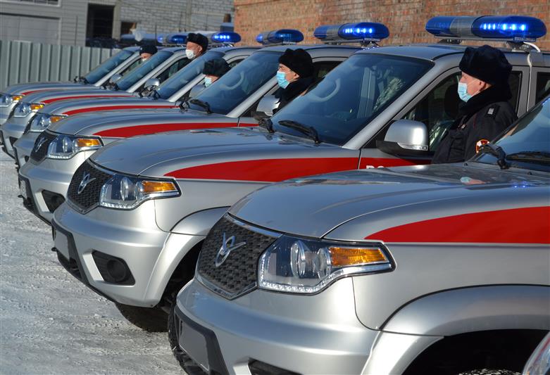 В Омске сотрудники Росгвардии получили ключи от новых патрульных автомобилей
