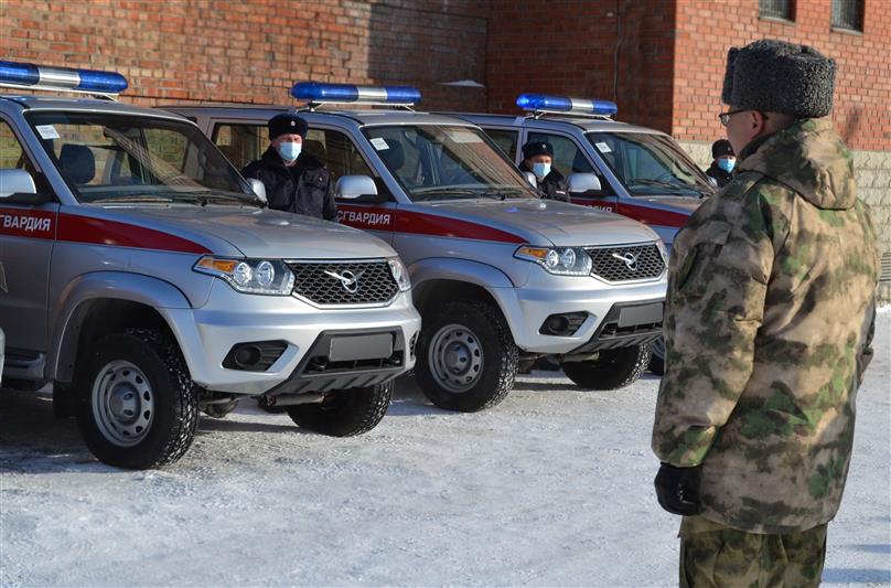 В Омске сотрудники Росгвардии получили ключи от новых патрульных автомобилей