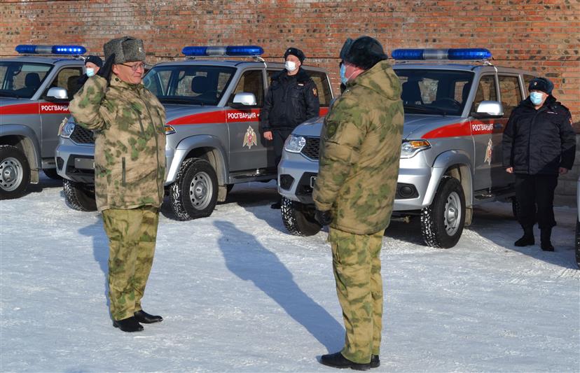В Омске сотрудники Росгвардии получили ключи от новых патрульных автомобилей