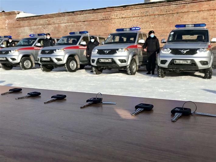 В Омске сотрудники Росгвардии получили ключи от новых патрульных автомобилей