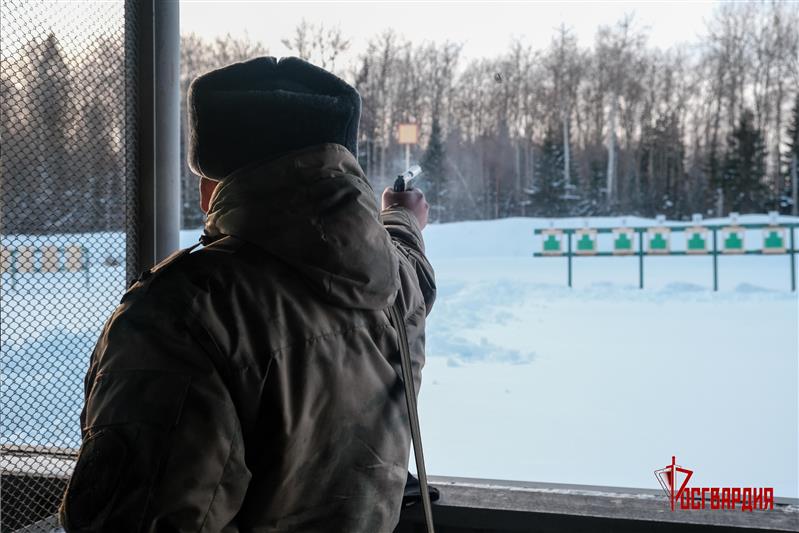 Военнослужащие и сотрудники управления Уральского округа Росгвардии провели стрельбы и решили огневые задачи  (видео)