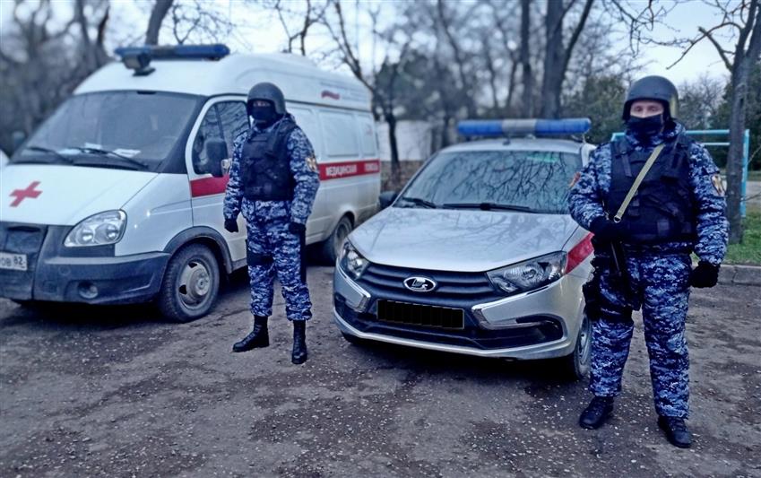 В Крыму росгвардейцами задержан мужчина, ударивший ножом свою жену и не пускавший к ней медиков 