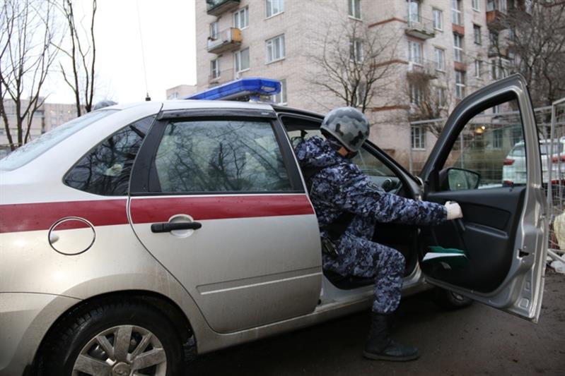 В Санкт-Петербурге росгвардейцы задержали двух мужчин, которые незаконно проникли в чужую квартиру