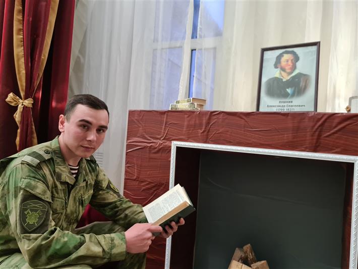 В Урус-Мартане военнослужащие Росгвардии почтили памяти великого русского поэта Александра Пушкина
