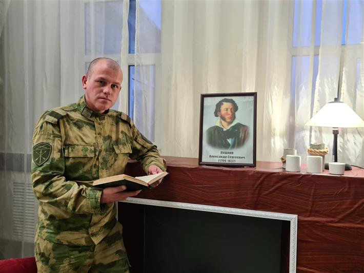 В Урус-Мартане военнослужащие Росгвардии почтили памяти великого русского поэта Александра Пушкина