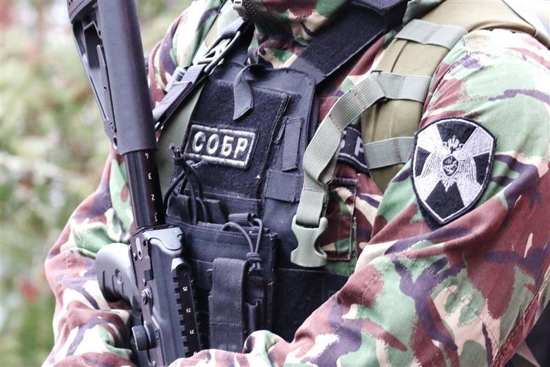 В Ленинградской области сотрудники СОБР Росгвардии задержали участников преступной группы, подозреваемых в серии краж из магазинов