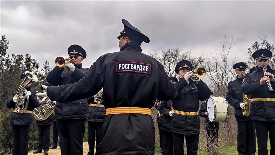 Севастопольские росгвардейцы почтили память легендарного контр-адмирала Владимира Истомина