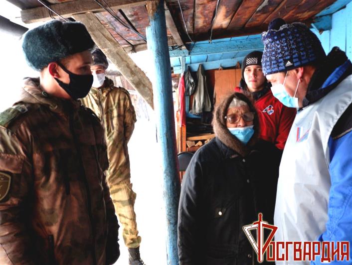 Военнослужащие Росгвардии помогли по хозяйству 92-летней жительнице Алтая