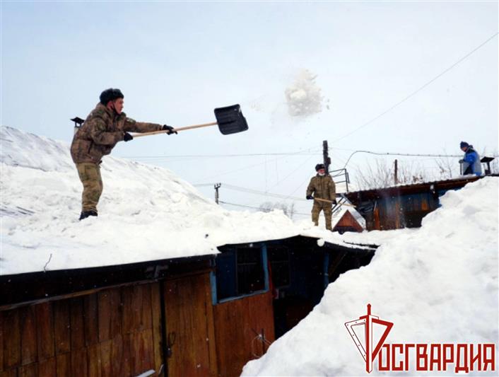 Военнослужащие Росгвардии помогли по хозяйству 92-летней жительнице Алтая