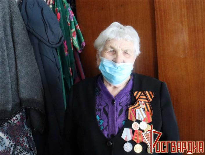 Военнослужащие Росгвардии помогли по хозяйству 92-летней жительнице Алтая