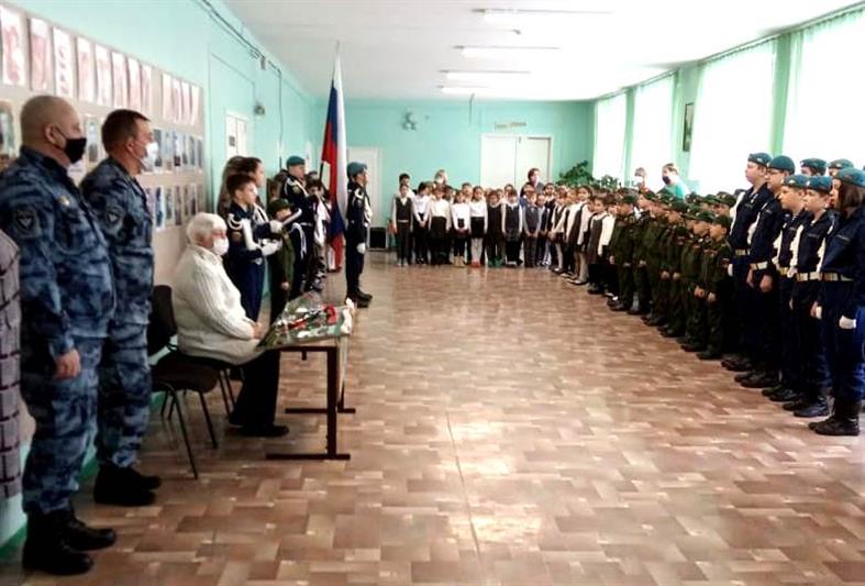 Бойцы волгоградского ОМОН провели для  школьников Урок мужества 