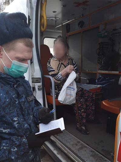 В Москве сотрудники Росгвардии помогли вернуться домой пенсионерке, страдающей потерей памяти 