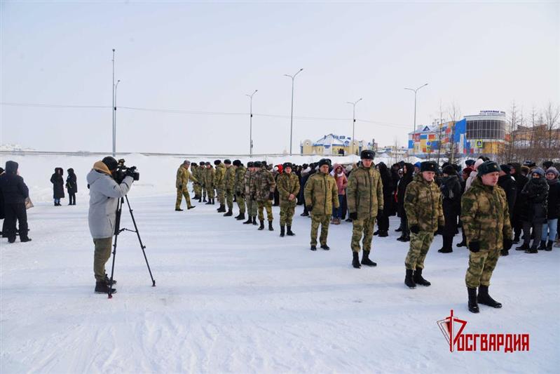 На Ямале росгвардейцы присоединились к флэшмобу в честь седьмой годовщины воссоединения Крыма с Россией (видео)