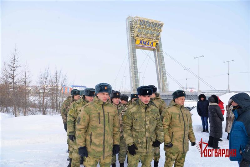 На Ямале росгвардейцы присоединились к флэшмобу в честь седьмой годовщины воссоединения Крыма с Россией (видео)