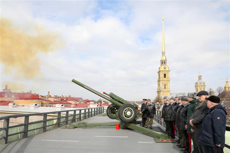 Полуденный выстрел пушки Петропавловской крепости -  в честь 5-летнего юбилея Росгвардии
