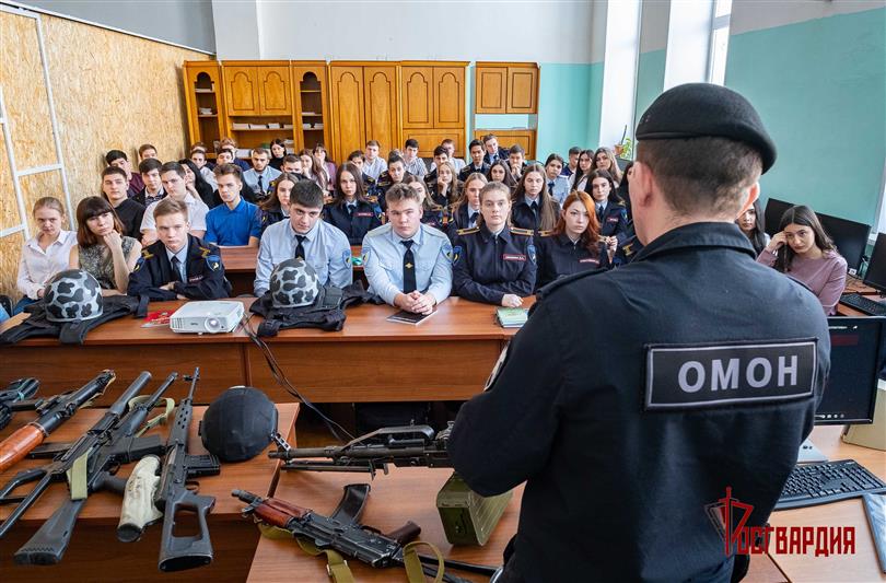 На Ямале бойцы спецподразделения ведомства провели встречу со студенческой молодежью в рамках всероссийского проекта «Дни Росгвардии» 