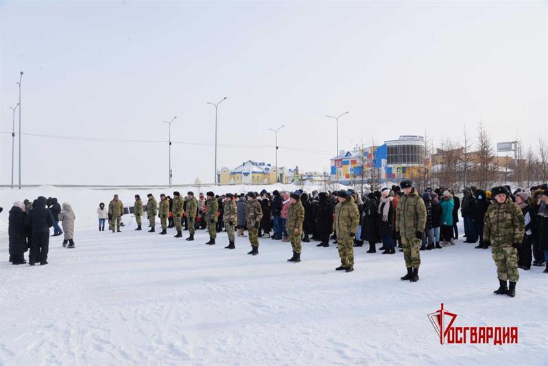 На Ямале росгвардейцы присоединились к флэшмобу в честь седьмой годовщины воссоединения Крыма с Россией (видео)