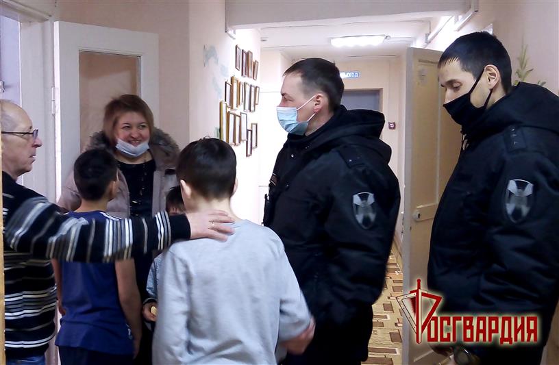 Сотрудники курганского ОМОН навестили своих подшефных из Введенского детского дома