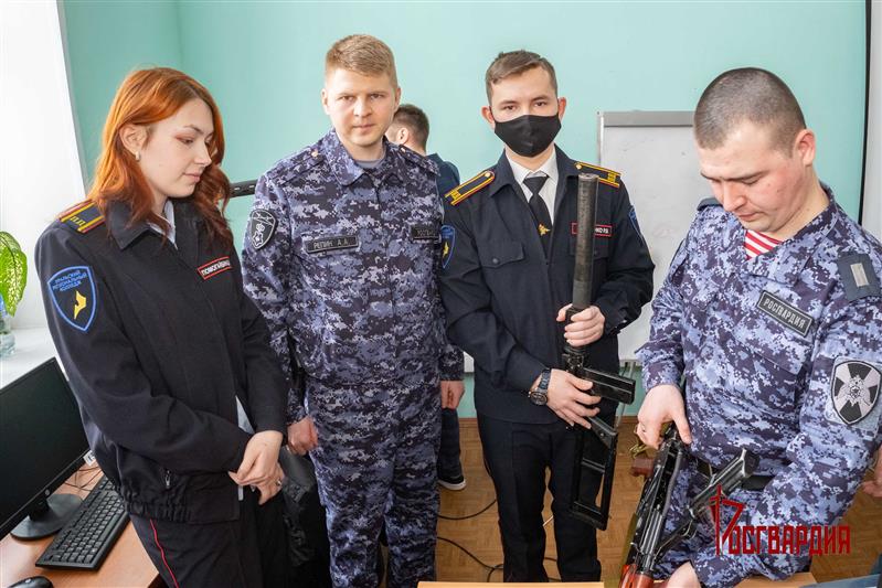 На Ямале бойцы спецподразделения ведомства провели встречу со студенческой молодежью в рамках всероссийского проекта «Дни Росгвардии» 
