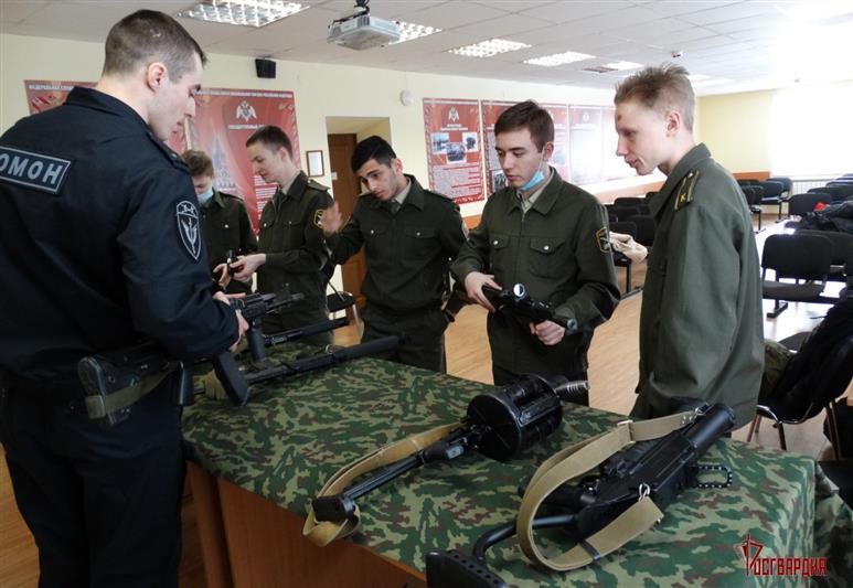 Нижнетагильский ОМОН Росгвардии провел День открытых дверей для подшефных кадет 