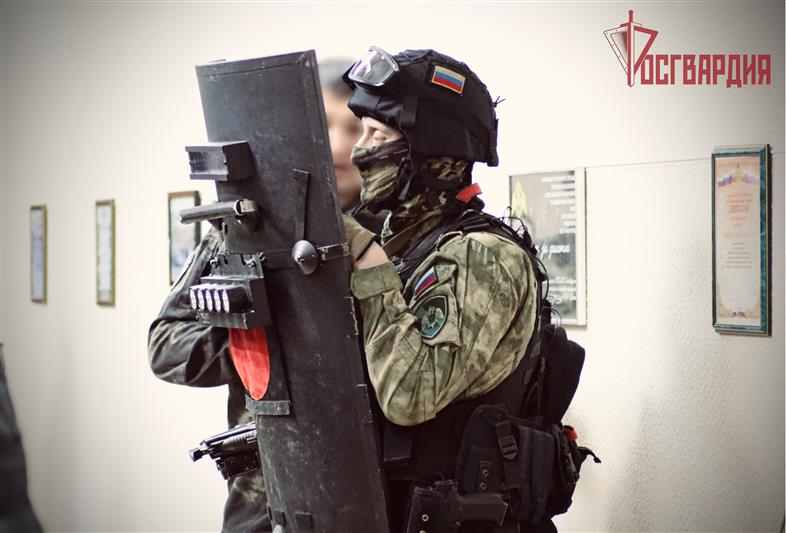 Кадеты Росгвардии посетили благовещенский СОБР 