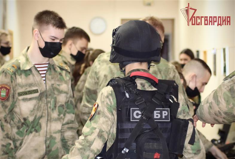 Кадеты Росгвардии посетили благовещенский СОБР