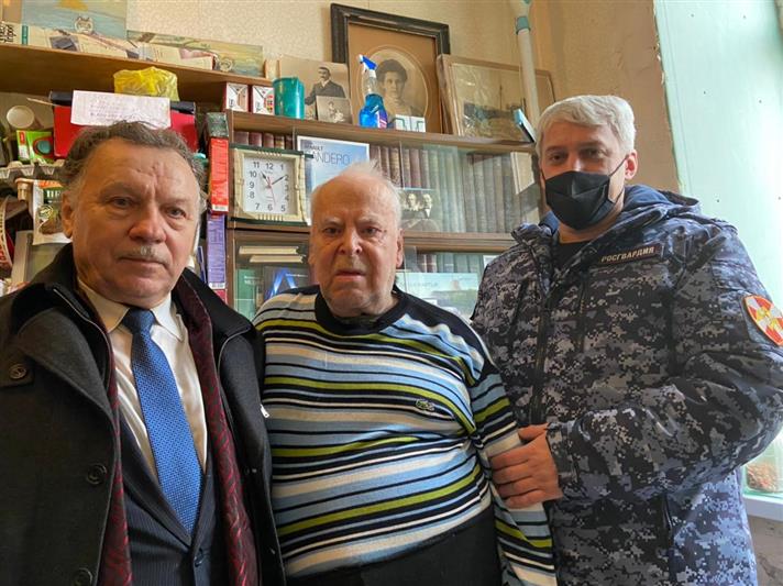 Росгвардейцы поздравили с юбилеями ветеранов вневедомственной охраны