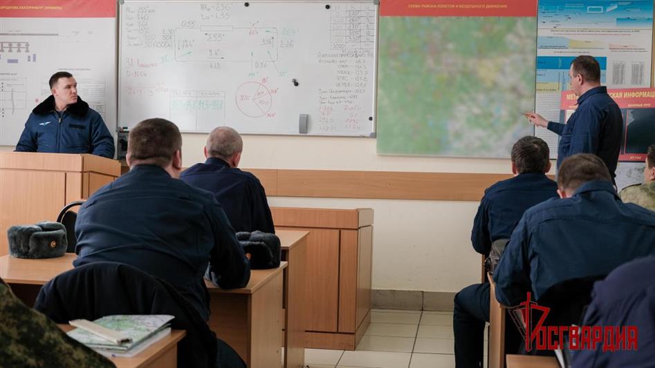 В Уральском округе Росгвардии летчики отдельной авиационной эскадрильи выполнили учебно-тренировочные полеты (видео)