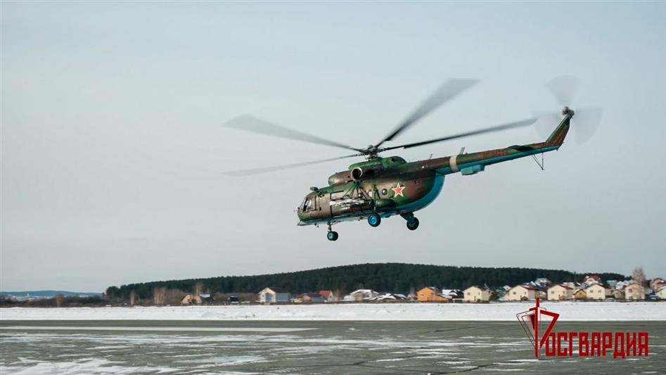 В Уральском округе Росгвардии летчики отдельной авиационной эскадрильи выполнили учебно-тренировочные полеты (видео)
