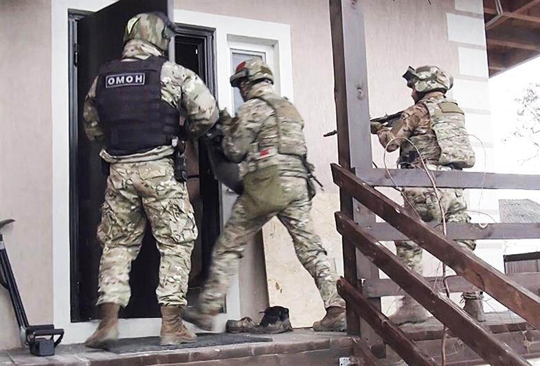 При содействии ОМОН Росгвардии в Севастополе задержан бывший чиновник, подозреваемый в получении взятки 