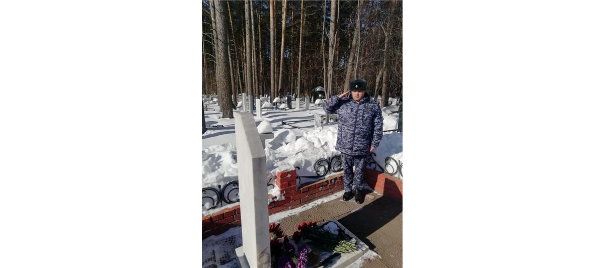 Новосибирские росгвардейцы почтили память сослуживца, погибшего при исполнении служебного долга