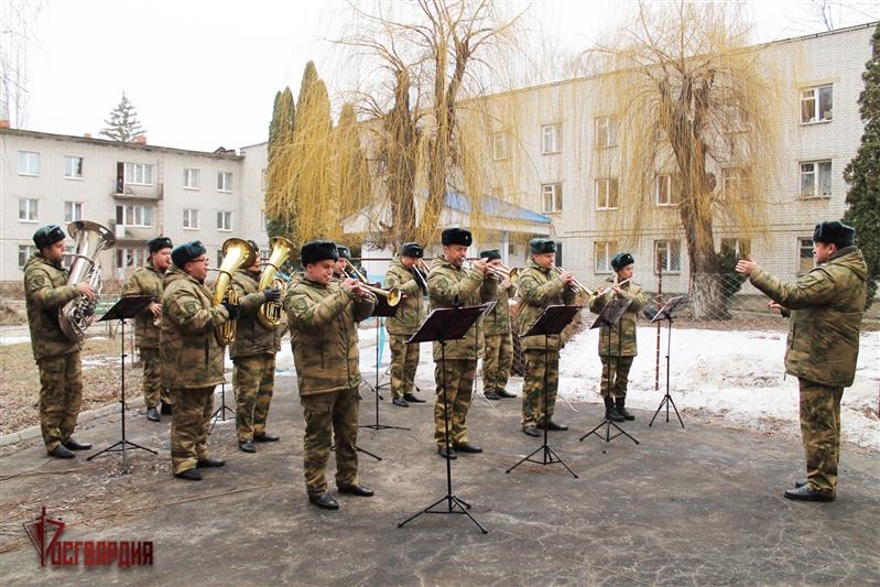 В Воронеже военный оркестр Росгвардии подарил концерт постояльцам дома-интерната для престарелых и инвалидов